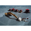 0_1_pistengerate_und_bagger_maltratieren_ihresgleichen_nasca_per_478639299