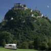 triennial_calendar_2024-2025-2026_wohnwagen_relaxt_vor_burg_hochosterwitz_knt_1267588926
